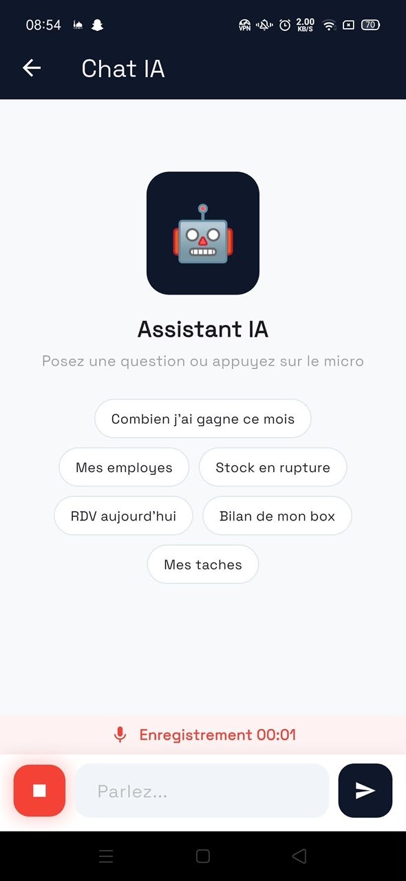 L'assistant DentalNova sur téléphone, avec ses questions de gestion suggérées