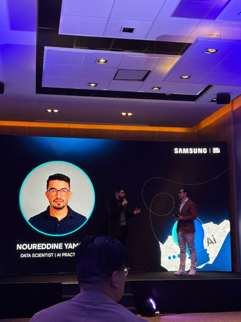 Yamouni Noureddine sur scène lors d'un événement Samsung, son nom et sa fonction projetés à l'écran